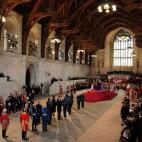 El ata&uacute;d de la reina Isabel II en el sal&oacute;n de Westminster donde se ha instalado la capilla ardiente.