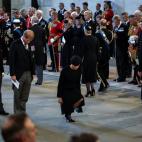 Harry y Meghan presentan sus respetos ante el féretro de la reina.