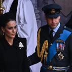 Los príncipes de Gales, Guillermo y Kate, abandonan la capilla ardiente al terminar el oficio religioso.