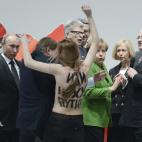 5c8a7d63250000bd05813447