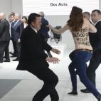 5c8a7d65250000520681344d