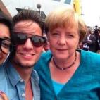 Rafael Lluka, un joven de Suiza, se encontró con la canciller alemana por casualidad en Berlín y se sacó esta foto con ella.