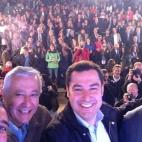 El presidente del PP andaluz, Juan Manuel Moreno, el ministro de Agricultura, Miguel Arias Cañete, y el vicesecretario del PP Javier Arenas se pusieron rumbosos y nos brindaron en un acto esta fotaza.