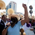 Mujeres de organizaciones feministas realizaron una manifestación cerca a la Casa Presidencial en Tegucigalpa exigiendo al Gobierno de Juan Orlando Hernández la investigación de los feminicidios y otras demandas en la víspera del Día Intern...
