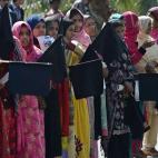 Activistas paquistaníes sostienen pancartas durante un mitin para resaltar los derechos de las mujeres en el Día Internacional de la Mujer. Cientos de mujeres y niñas son asesinadas cada año en Pakistán después de ser acusadas de difamar e...