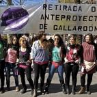 La organización Acciónenred ha organizado hoy en Sevilla una 'performance' sobre los obstáculos de la propuesta de ley de aborto del ministro Gallardón y en defensa de los derechos sexuales y reproductivos de la mujer.