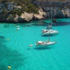 Las Baleares completan el Top 5 del turismo europeo. Motivos no le faltan: para los que buscan la calma, una cala en Menorca; para los que buscan la fiesta, una discoteca en Ibiza; para los que buscan cultura, el casco antiguo de Palma de Mallor...