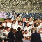 Confeti y copa al aire (cuidado Sergio...)