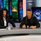 Su amor por las pelucas.