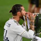 Sergio Ramos, capit&aacute;n del equipo, besa la copa
