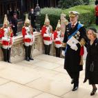 Felipe VI y su madre, la reina Sof&iacute;a, llegan a la capilla de San Jorge del castillo de Windsor. La reina Letizia no ha podido asistir puesto que ten&iacute;a que volar a Nueva York y el rey Juan Carlos ha declinado la invitaci&oacute;n.