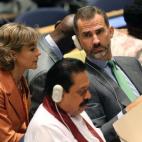 El rey y la ministra de Agricultura, Isabel García Tejerina, en la Cumbre del Clima.