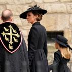 La princesa de Gales y su hija Carlota, que a pesar de su corta edad tambi&eacute;n luc&iacute;a tocado, a la entrada de la abad&iacute;a de Westminster.