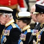 Los hijos de la reina Isabel II caminando tras el féretro desde el palacio de Westminster hasta la abadía, donde ha tenido lugar el funeral de Estado.