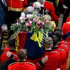 El féretro de la reina Isabel II se ha adornado con una corona de rosas rosas y rojas. Sobre ella, llama la atención un tarjetón con un mensaje manuscrito.
