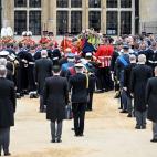 El ataud de la reina Isabel II en el momento de abandonar la capilla ardiente donde ha sido velada estos últimos días.