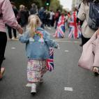 Familias completas, desde los m&aacute;s peque&ntilde;os a los mayores, acuden a despedir a la reina.