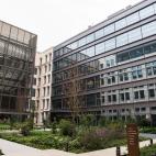 En el patio tambi&eacute;n hay bancos para salir a comer o descansar.