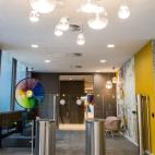 A la entrada del edificio, grafitis, luces y color.