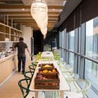 El office de la cuarta planta, lleno de fruta fresca.