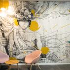 Un grafiti con la imagen de Hermes, el dios mensajero en la mitolog&iacute;a griega, preside la entrada de la sede de Amazon en Madrid.