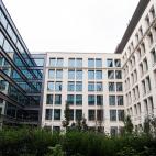Vistas del patio interior del edificio, con abundante vegetaci&oacute;n.