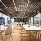 En el comedor hay mesas grandes y peque&ntilde;as, adem&aacute;s de sof&aacute;s.