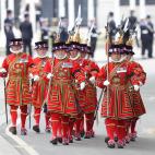 Guardia real dirigi&eacute;ndose a la abad&iacute;a de Westminster para el funeral.