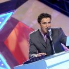 "El inigualable e insuperable Alonso Caparr&oacute;s" reun&iacute;a cada s&aacute;bado a dos equipos de famosos divididos entre hombres y mujeres, cada uno identificado con un pomp&oacute;n de un color distinto en su micr&oacute;fono. Ambos eran...