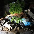 Vista de daños de una pared caída sobre un coche debido al sismo, en el estado de Guerrero (México).