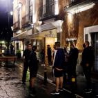 Turistas permanecen a las afueras de la zona hotelera debido al sismo, en el balneario de Acapulco, en el estado de Guerrero (México).