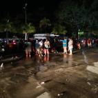 Familias salen de sus viviendas este martes, debido al sismo en el balneario de Acapulco en el estado de Guerrero (México).