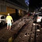 Residentes salen de sus viviendas este martes tras el terremoto, en el estado de Guerrero (México).