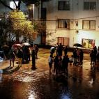 Residentes evacuan sus viviendas tras el sismo este martes en Ciudad de México.