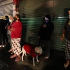 Una familia sale de su vivienda debido al sismo originado en el puerto de Acapulco, en Ciudad de México.