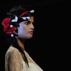 Un diseño de Victorio&Lucchino en la pasarela de novias Barcelona Bridal Week 2014.