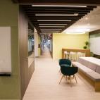 Pizarras y bancos corridos. En la imagen se aprecia el tama&ntilde;o de las plantas, con enormes pasillos.