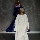 Un diseño de Isabel Zapardiez en la pasarela de novias Barcelona Bridal Week 2014.