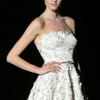 Un diseño de Hannibal Laguna en la pasarela de novias Barcelona Bridal Week 2014.