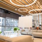 Entre las &aacute;reas de trabajo destacan zonas de relax o de reuniones.