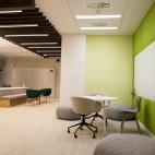 De sillones a bancos corridos o puffs, cada cual se organiza y se sienta como quiere.