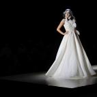 Un diseño de Isabel Zapardiez en la pasarela de novias Barcelona Bridal Week 2014.