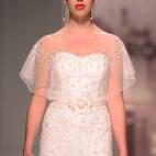 Un diseño de Rosa Clará en la pasarela de novias Barcelona Bridal Week 2014.
