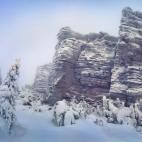 Cuando las temperaturas bajan tanto, el aire se congela con la propia respiración y es posible oírlo. Los lugareños lo llaman el “susurro de las estrellas”.