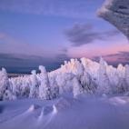 El pico más alto es el Naródnaya, de 1895 metros.