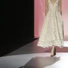 Un diseño de Hannibal Laguna en la pasarela de novias Barcelona Bridal Week 2014.
