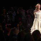 Un diseño de Victorio&Lucchino en la pasarela de novias Barcelona Bridal Week 2014.