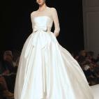 Un diseño de Rosa Clará en la pasarela de novias Barcelona Bridal Week 2014.