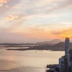 El Trump Ocean Club era hasta hace poco el edificio más alto de América Latina, antes de ser superado por la Gran Torre Santiago en Chile, y constituye la primera inversión de la Organización Trump —del famoso magnate inmobiliario—, en ...