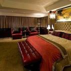 La apertura de este impresionante hotel fue precedida por la de su casino y famoso restaurante Robuchon a Galera, que cuenta con tres estrellas Michelin. Su carta de vinos incluye más de 7.400 vinos y ha ganado el Gran Premio Wine Spectator. Ad...